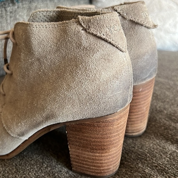 Tom's suede distressed lace up stacked taupe oatmeal ankle booties Size 8 - Picture 5 of 14